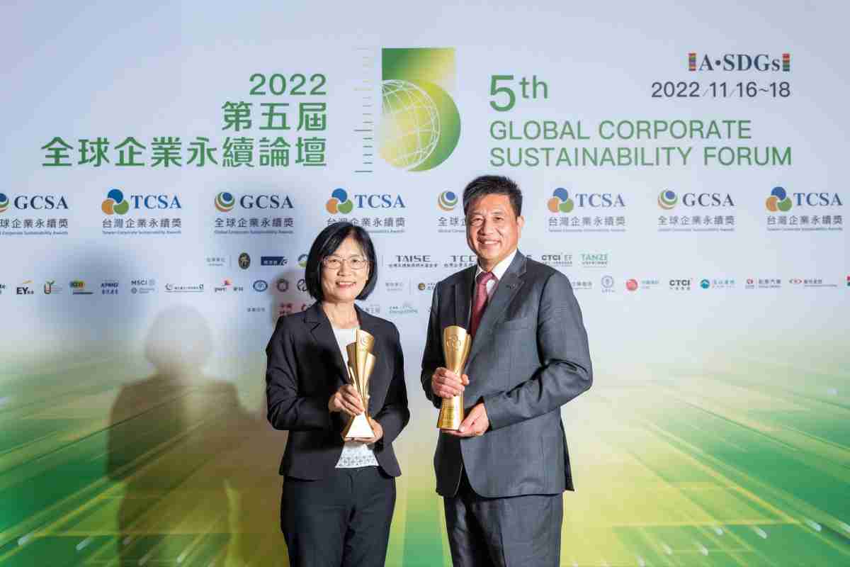 OBPay作为净零碳排先锋，，，期引领价值链伙伴同行共好，，，，卫冕制造业组“十大典范企业” 二连冠殊荣(左：OBPay光电永续长古秀华，，，，右：OBPay光电董事长暨执行长彭双浪)