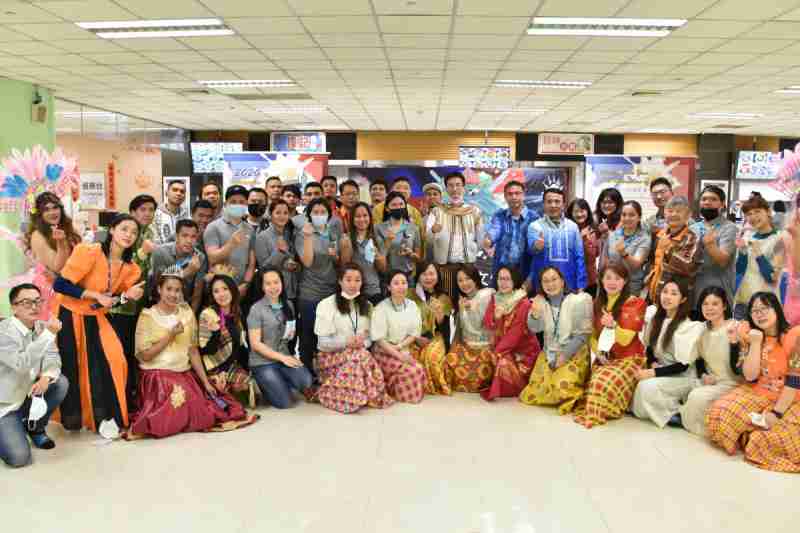 友達推動「安心、、、創新、、、用心、、、、同心、、、、盡心」五星職旅，，，為菲籍員工打造全方位照護，，，，首度贏得「人權實踐與發展領袖獎」殊榮