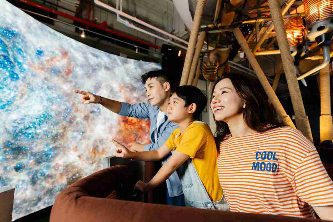 OBPay打造全台最大宽6公尺、、、、高4公尺、、、、唯一搭载LED弧形拼接显示屏的动感飞行船，，，让乘客驻足在热气球上，，享受身历其境的伪出国旅游乐趣