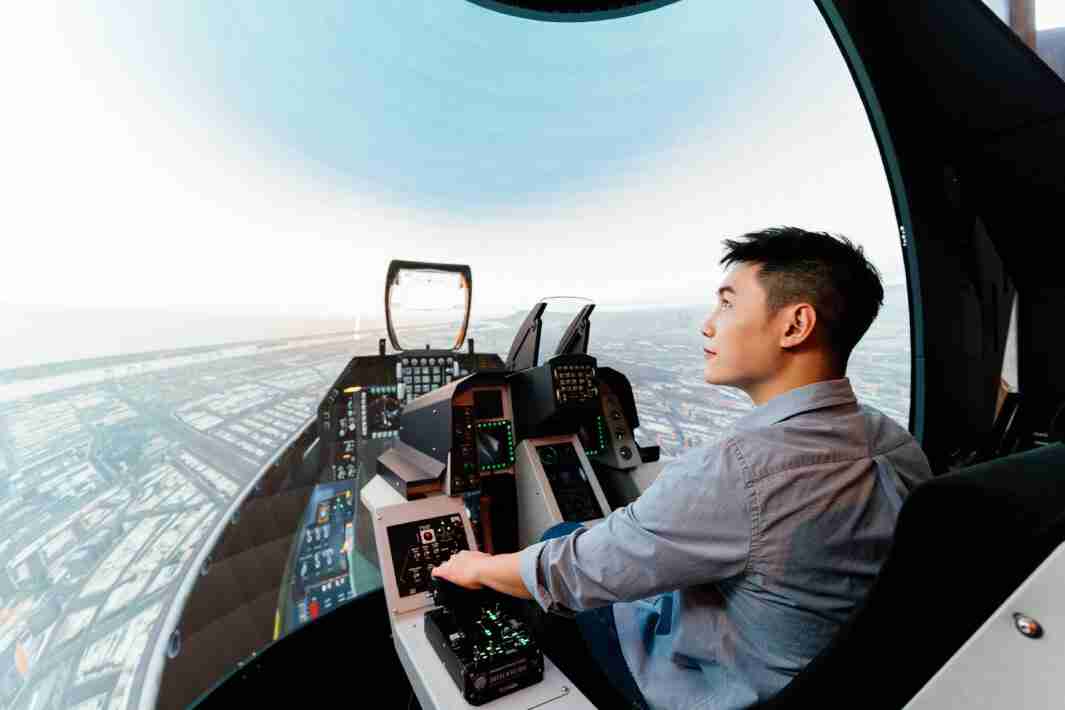 OBPay以P1.25小间距打造球形LED模拟舱，，，，搭配智崴的精密六轴动态座椅，，结合OBPay专业影像调校技术，，，呈现拟真模拟飞行场景