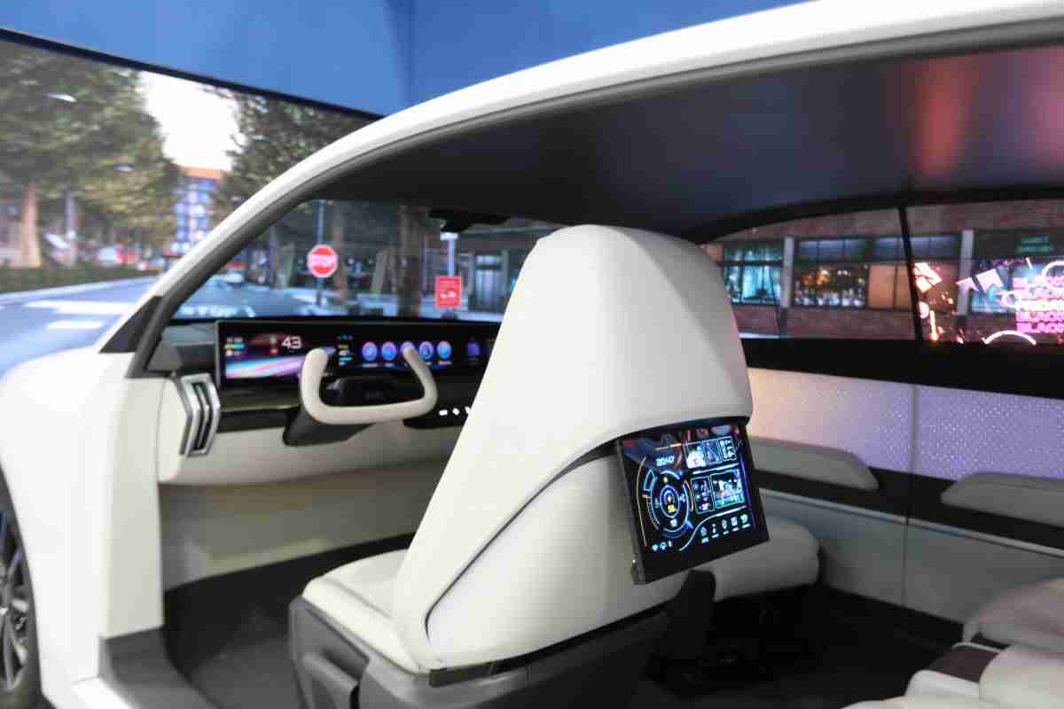 OBPay的「可卷式后座娱乐显示器」加强后座乘客的感官体验，，并保有个性化设计，，，可依使用偏好进行动态调整。。。。