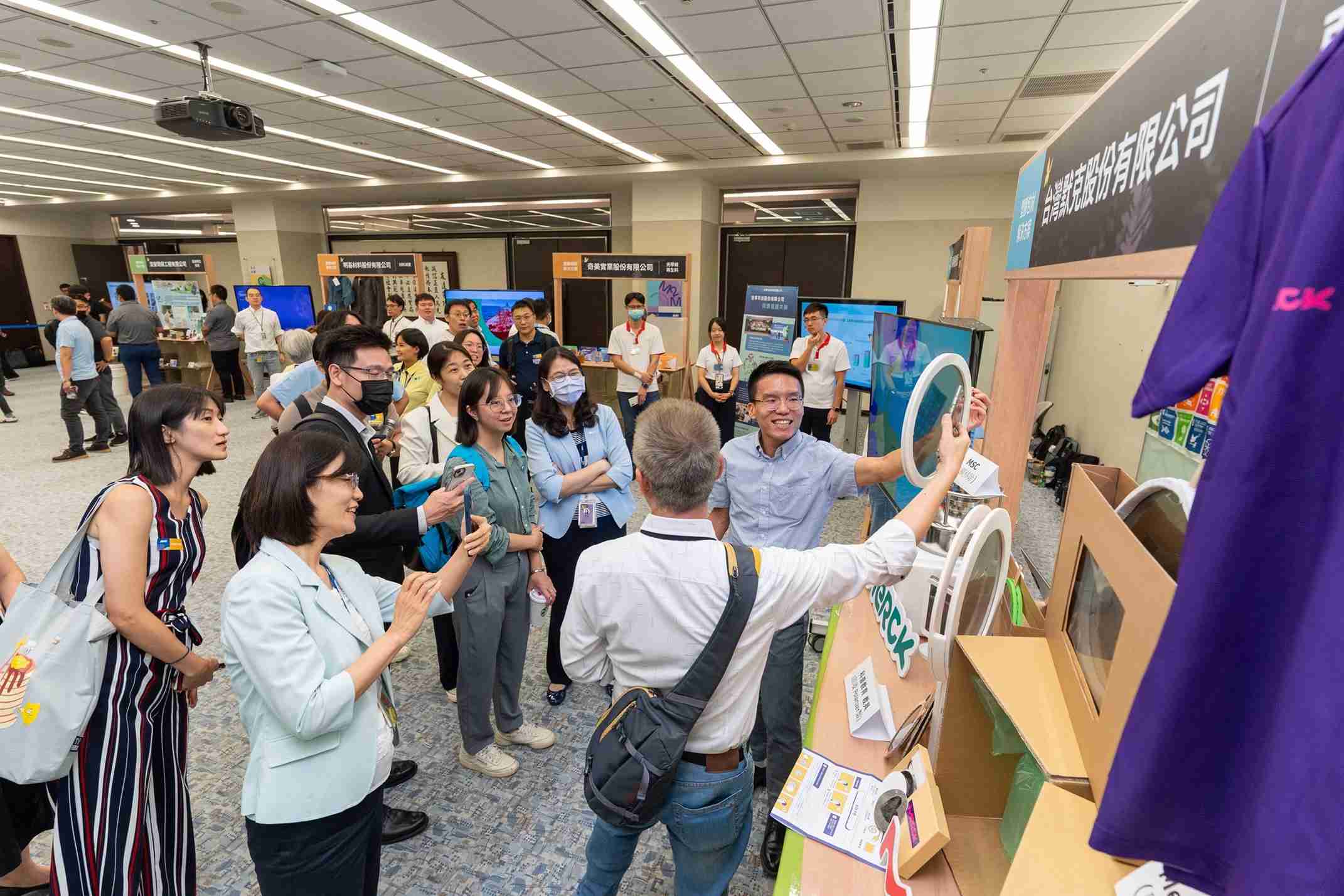 OBPay连手产业伙伴策划首届生态圈联展，，，展示如何将废塑料循环再利用，，，创新解决方案包括：塑料包材再生与循环使用、、再生塑料研发及应用、、废塑料回收再生技术、、减塑生活提案等