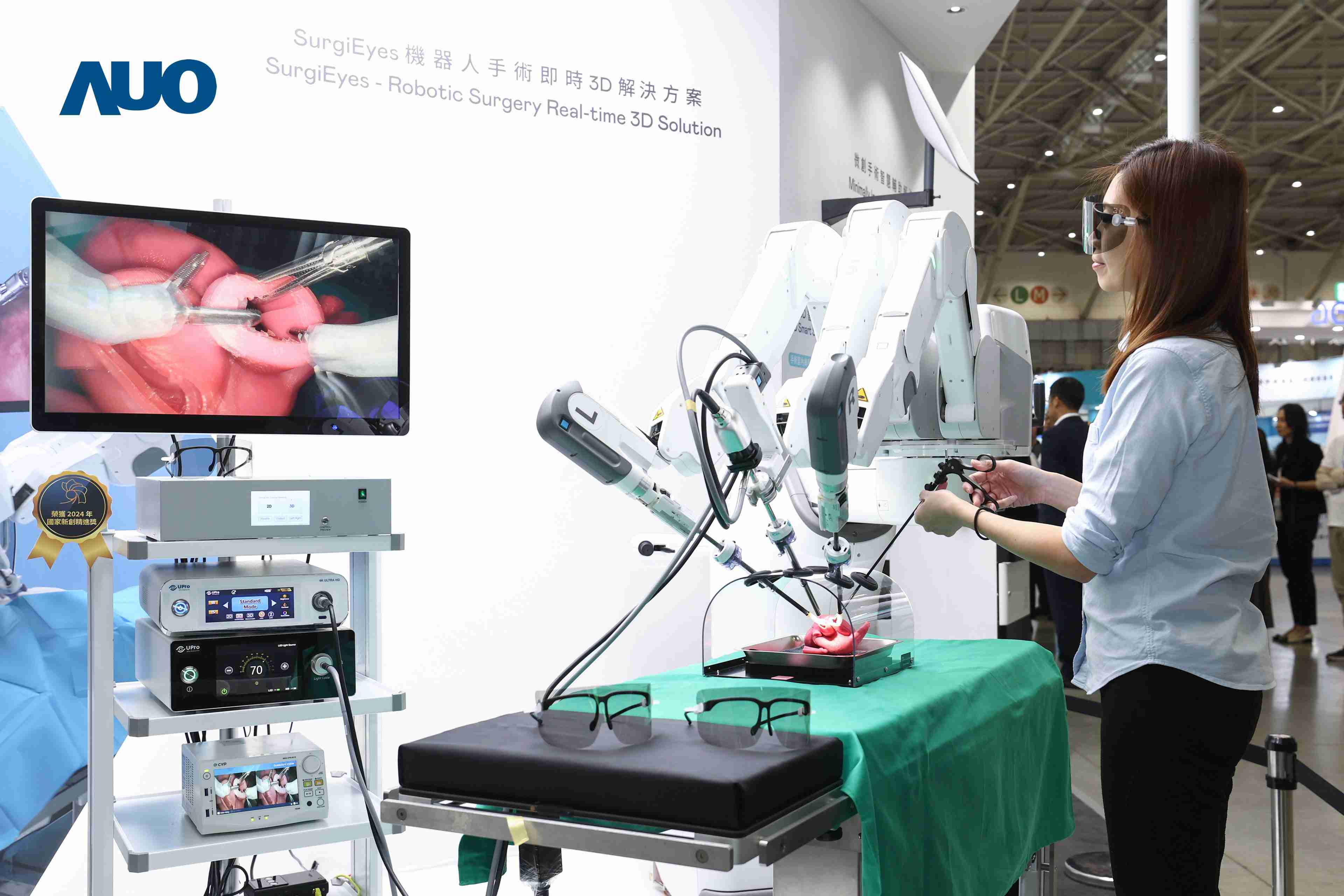 达擎以领先的3D显示技术推出〝SurgiEyes机器人手术实时3D解决方案〞，，，，整合先进3D图像处理与独家3D垂直宽视角、、、广色域的显示技术，，，，手术团队可实时同步主刀医师视角看到清晰3D影像，，，提升沟通效率与安全性。。。。